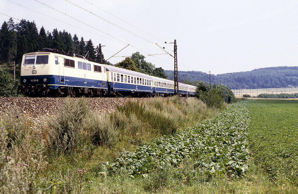 https://www.eisenbahnfotograf.de/datei/August 1986/1480214 DB 111211 Amstetten 2.8.1986 D894.jpg
